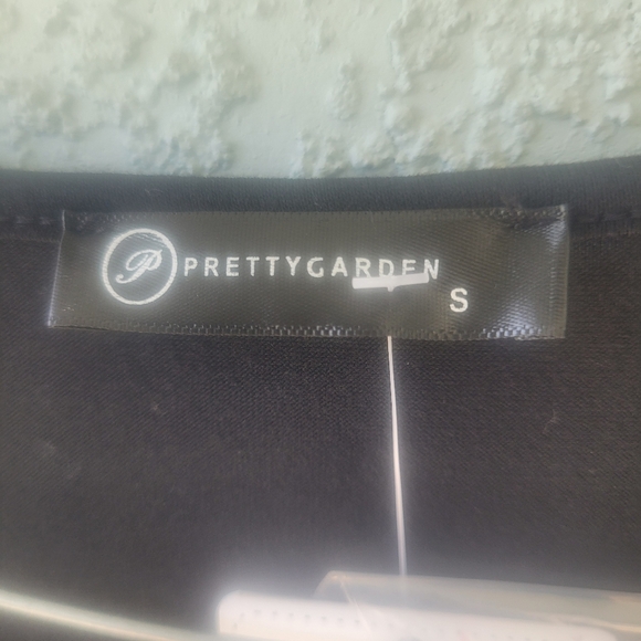 Sophisticated Black Wrap-Style Jumpsuit with Tapered Legs - Picture 4 of 14